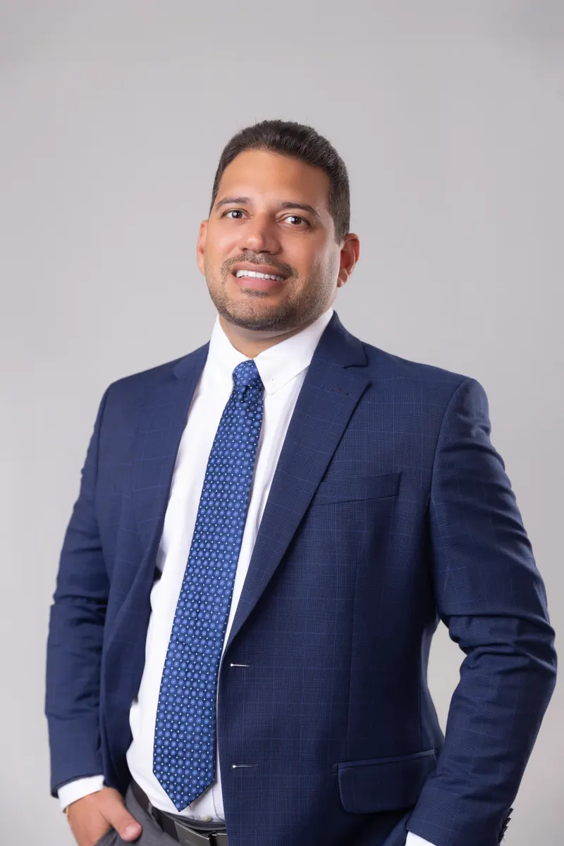 Dr. Thales Coelho sorrindo, de blazer azul